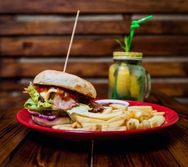Büyük çizburger ve patates kızartması bir plaka üzerinde. Restoran