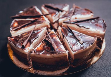 Çikolatalı kek koyu arka plan, portre, selectife odak