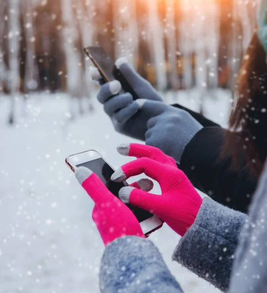 Пара Використовує Смартфон Рукавичками Сенсорних Екранів Взимку — стокове фото