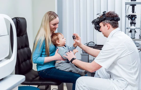 Nepřímé Ophthalmoscope Oční Vyšetření T315I Test Vidění Dítě Klinice — Stock fotografie