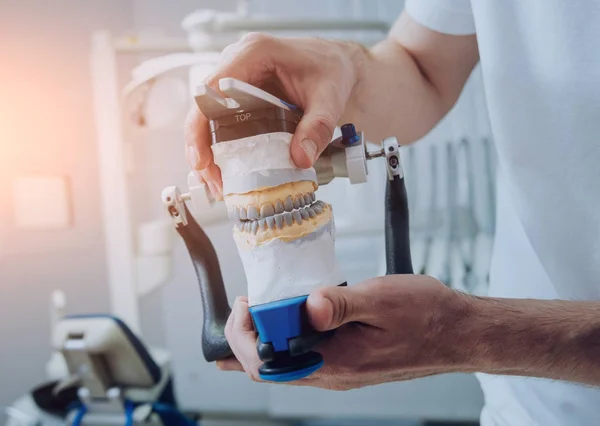 Technik Dentystyczny Pracujący Artykulatorem Laboratorium Stomatologicznym — Zdjęcie stockowe