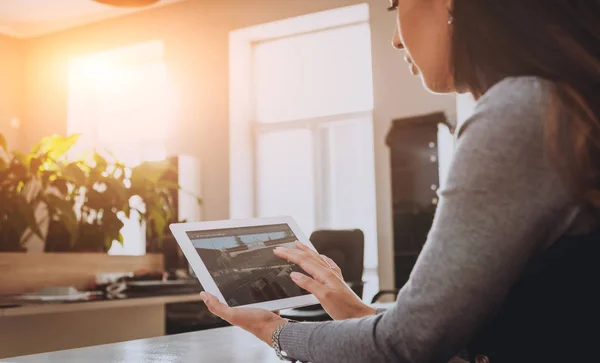 Jeune Femme Affaires Moyen Orient Travaillant Avec Tablette Bureau — Photo