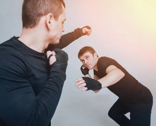 Unga Fighters Öva Mot Vit Vägg Studion — Stockfoto