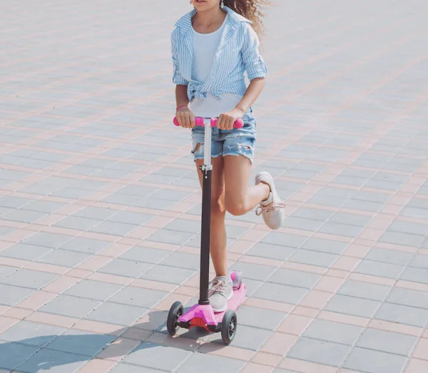 Μικρό Κορίτσι Ιππασία Σκούτερ Στον Δρόμο Στην Ηλιόλουστη Μέρα — Φωτογραφία Αρχείου