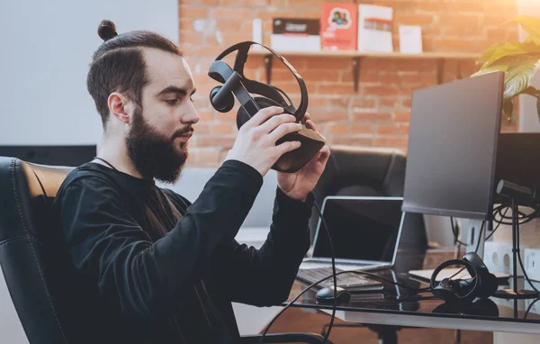 Junger Mann Mit Bart Und Virtual Reality Brille Büro — Stockfoto