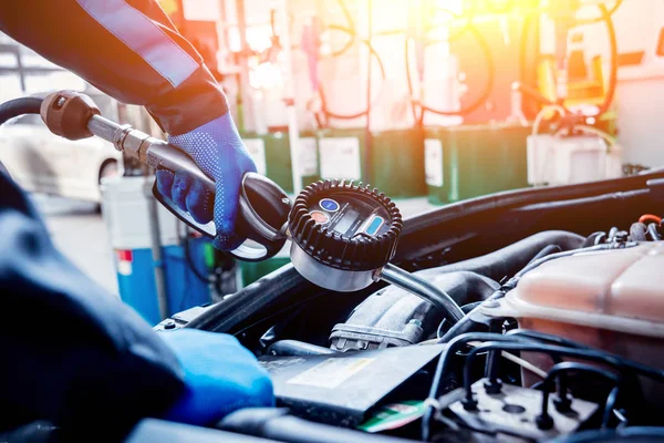 Cambio de aceite del motor. Reparación coche . — Foto de Stock