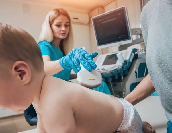 Lékař Dítě Dívka Matkou Ultrazvukové Diagnostice Lékařské Vybavení Sonografie — Stock fotografie