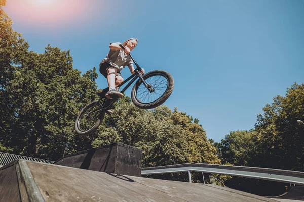 Bmx sürücüsü hileci vasıl skatepark gerçekleştirme.