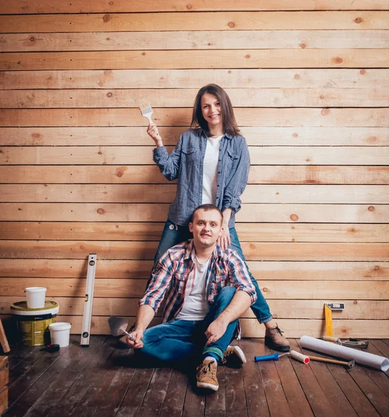 Una Pareja Feliz Haciendo Reparaciones Casa Renovación Del Hogar —  Fotos de Stock