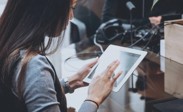 Jonge Middenoosten Zakenvrouw Werken Met Tablet Kantoor — Stockfoto