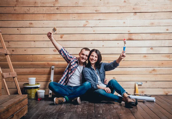 Una Pareja Feliz Haciendo Reparaciones Casa Renovación Del Hogar —  Fotos de Stock