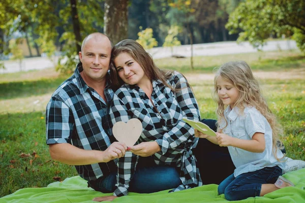 Famiglia Giovane Con Cartelli Pubblicitari Nel Parco Ora Legale — Foto Stock