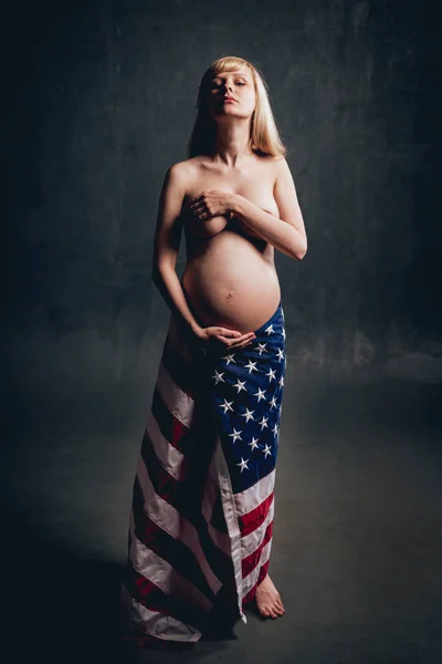 Femme Enceinte Avec Drapeau Américain Tournage Studio — Photo