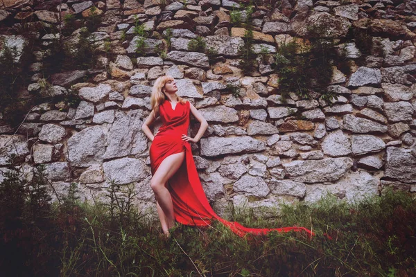 Jovem Menina Elegante Bonita Vestido Verão Vermelho Longo Posando Câmera — Fotografia de Stock