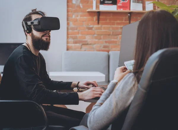 Hombre Joven Con Mujeres Trabajadoras Oficina Creativas Probando Gafas Divirtiéndose — Foto de Stock