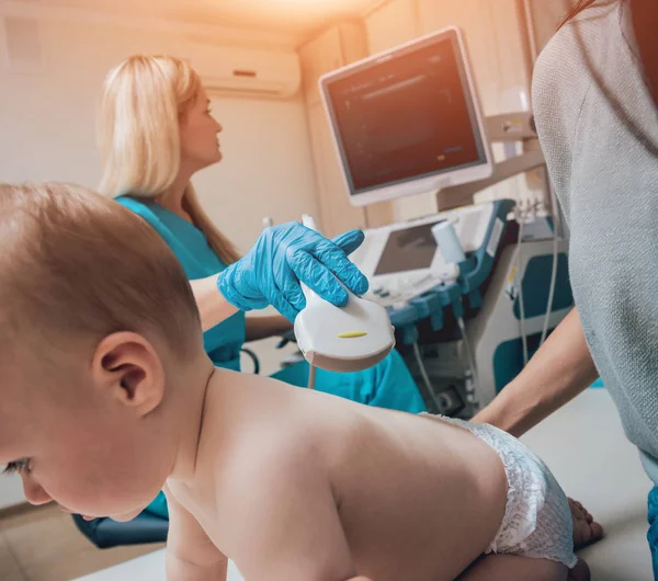 Lékař Dítě Dívka Matkou Ultrazvukové Diagnostice Lékařské Vybavení Sonografie — Stock fotografie
