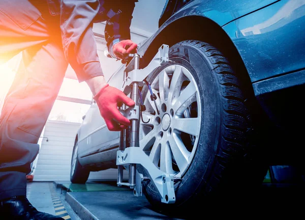 Kfz-Mechaniker montiert Sensor bei Fahrwerksverstellung. — Stockfoto