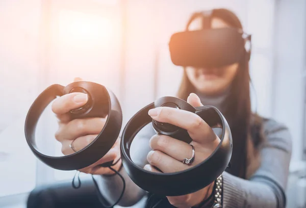 Chica Bastante Joven Con Gafas Realidad Virtual Oficina — Foto de Stock