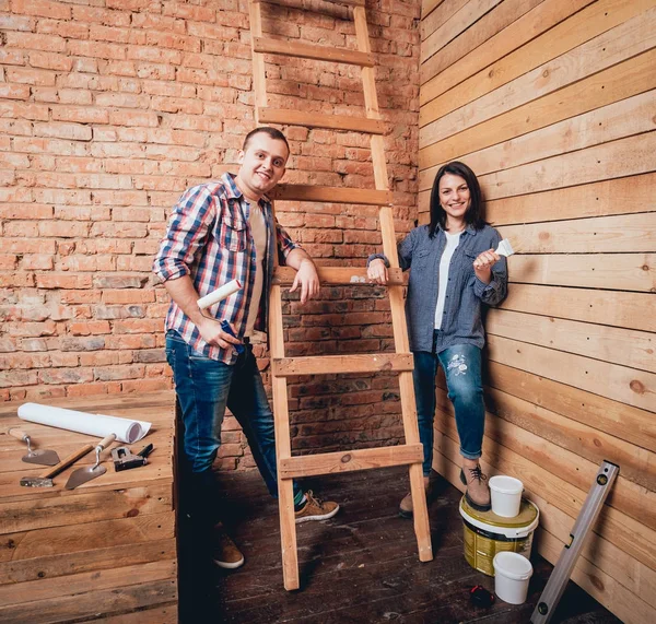 Casal Feliz Fazendo Reparos Sua Casa Renovação Casa — Fotografia de Stock