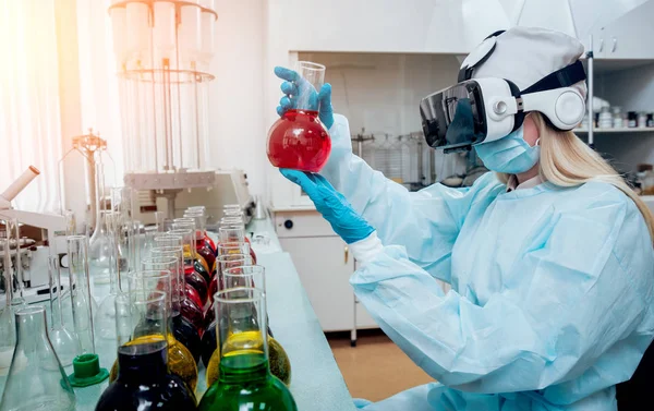 Técnico Científico Gafas Realidad Virtual Examina Fármaco Laboratorio — Foto de Stock