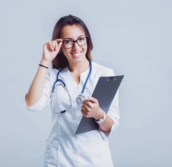 Junge Krankenschwester Oder Arzt Brille Mit Stethoskop Gegen Weiße Wand — Stockfoto