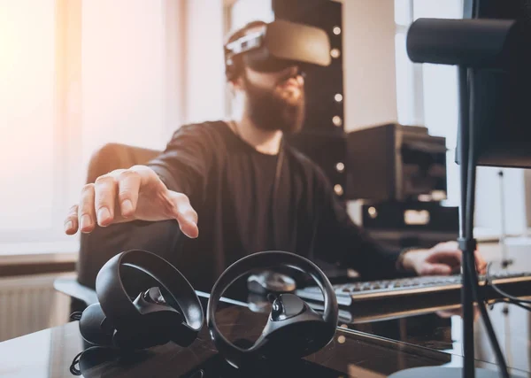 Joven Con Gafas Realidad Virtual Oficina — Foto de Stock