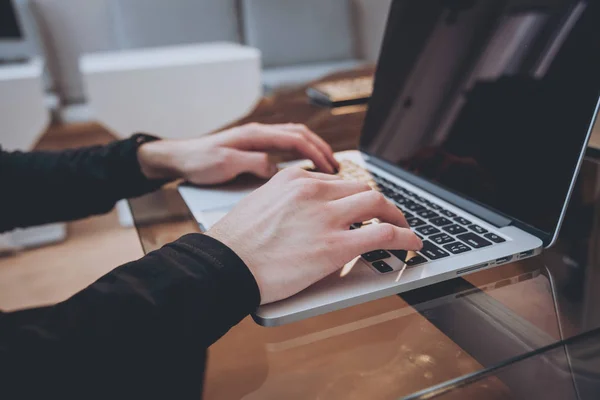 Homem Negócios Trabalhando Laptop Escritório — Fotografia de Stock