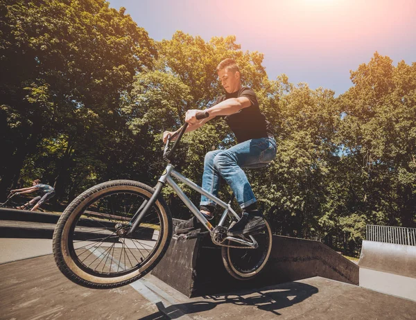 Fiatal Bmx Rider Teljesítő Trükkök Skatepark — Stock Fotó