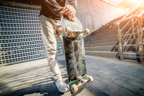 Skateboardista Cvičení Skákání Ulicích — Stock fotografie