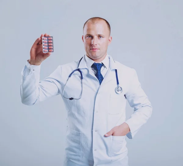 Dospělý Kavkazský Blue Eyed Doktor Pózuje Různé Lékařské Věci Před — Stock fotografie
