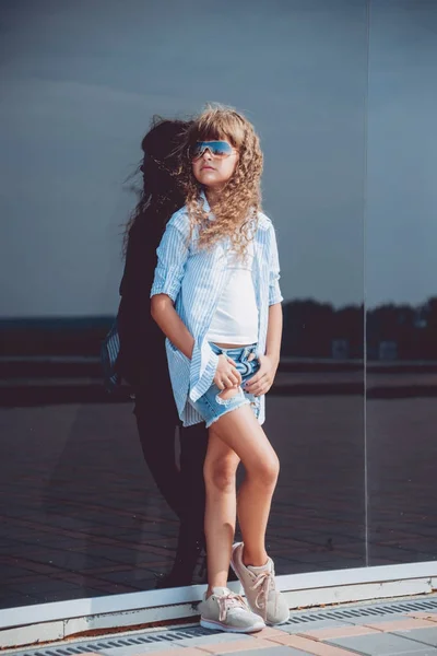 Liten Flicka Sommar Outfit Och Sol Glasögon Poserar Gatan — Stockfoto