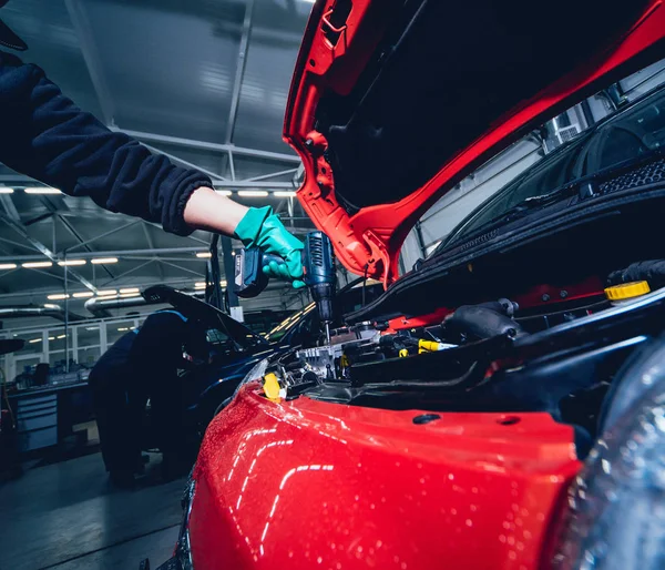 Coche Eléctrico Con Capucha Abierta Detalles Del Motor Del Coche — Foto de Stock