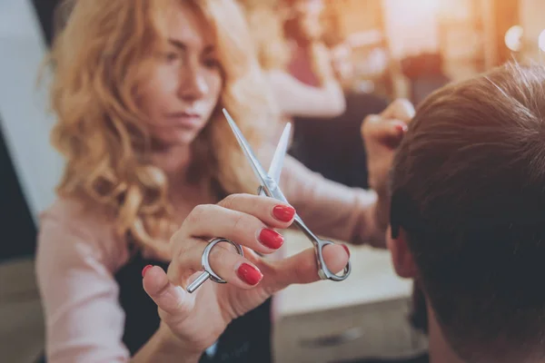 Coiffeur Fait Coiffure Pour Jeune Homme — Photo