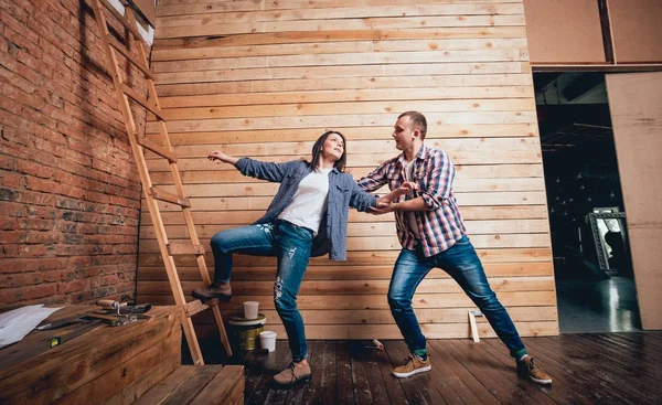 Una Pareja Feliz Haciendo Reparaciones Casa Renovación Del Hogar —  Fotos de Stock