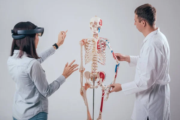 Lekarz Używa Rozszerzonej Rzeczywistości Gogle Ludzki Szkielet Nauczaniu Studentów — Zdjęcie stockowe