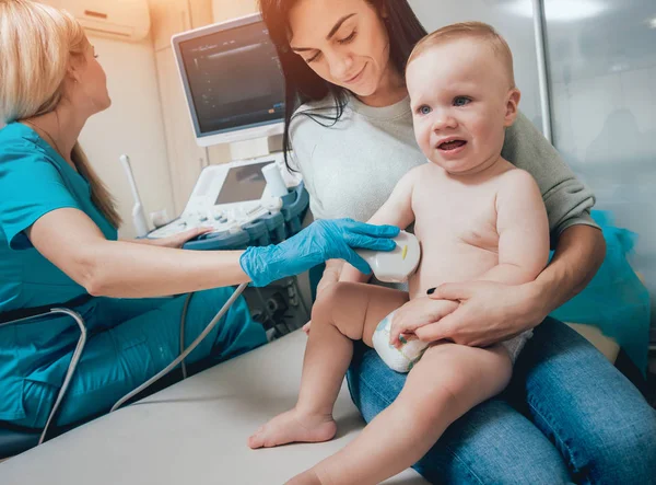 Anne olarak ultrason Tanı ile doktor ve bebek kız. Tıbbi malzeme. Ultrason.