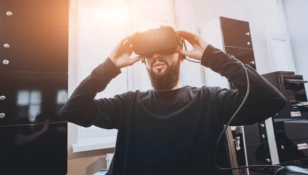 Joven Con Barba Con Gafas Realidad Virtual Oficina — Foto de Stock