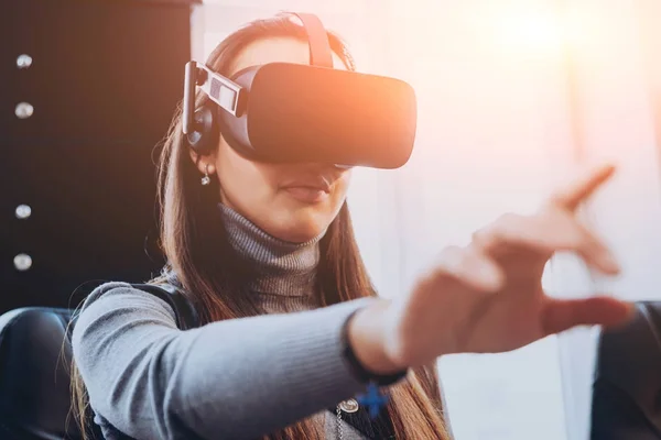 Pretty Young Girl Wearing Virtual Reality Goggles Office — Stock Photo, Image