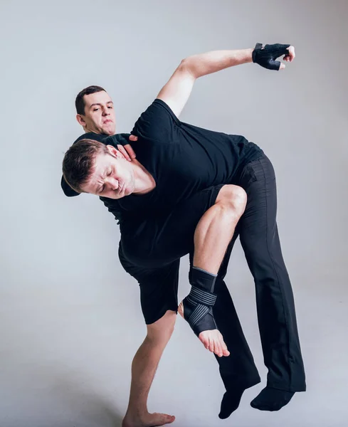 Jóvenes Luchadores Practicando Contra Una Pared Blanca Estudio — Foto de Stock