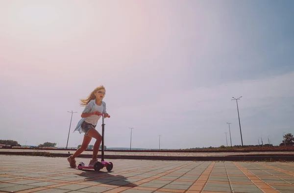 Kleine Meisje Paardrijden Scooter Straat Zonnige Dag — Stockfoto