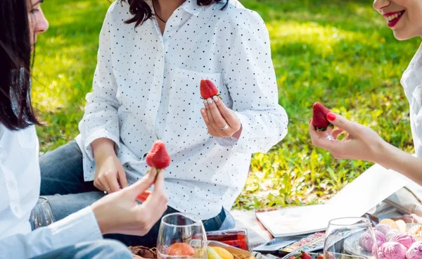 Mädchen Essen Reife Erdbeeren Und Genießen Picknick Park — Stockfoto