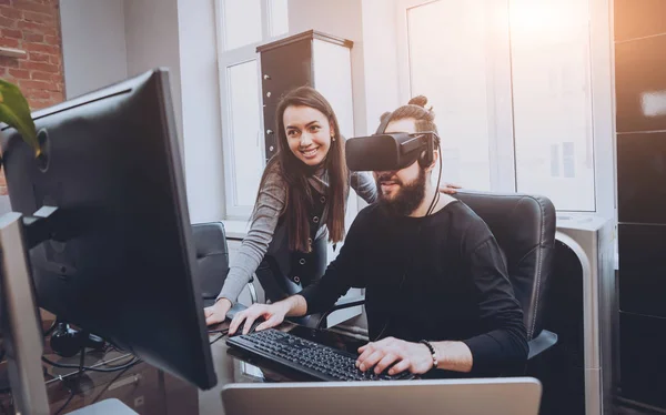 Hombre Joven Con Mujeres Trabajadoras Oficina Creativas Probando Gafas Divirtiéndose — Foto de Stock