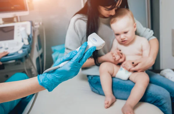 Lékař Dítě Dívka Matkou Ultrazvukové Diagnostice Lékařské Vybavení Sonografie — Stock fotografie