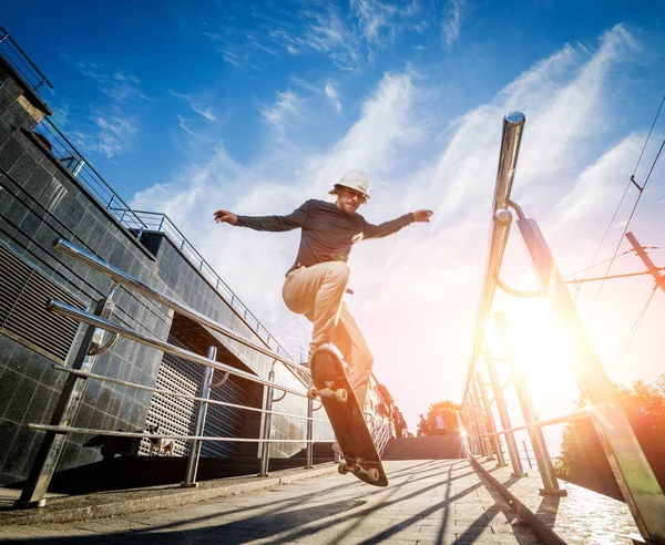 Skateboarder Praticando Pulando Nas Ruas — Fotografia de Stock