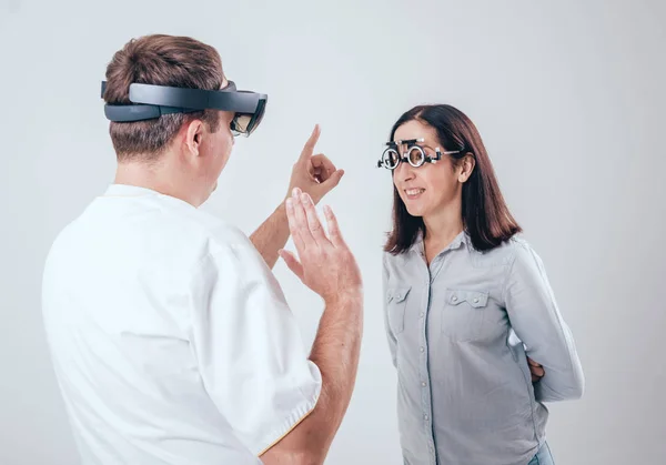 Médico Utiliza Gafas Realidad Aumentada Consulta Oftalmológica Con Mujer Tecnologías — Foto de Stock