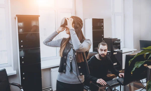 Junger Mann Mit Frau Kreative Büroangestellte Testen Brille Und Haben — Stockfoto