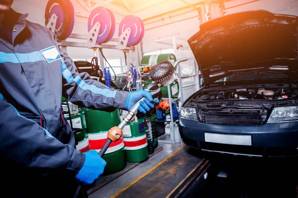 Motoröl Wechseln Autoreparatur Tankstelle — Stockfoto