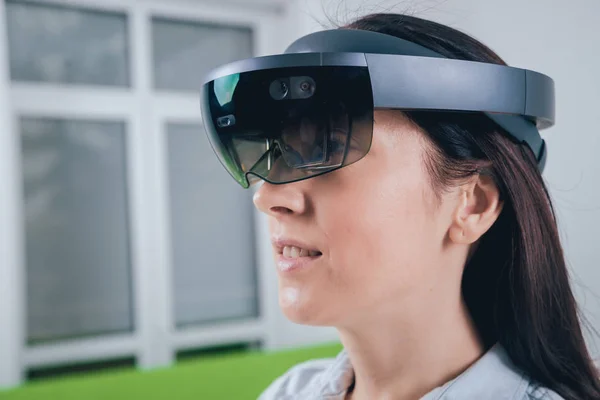 Woman Wearing Augmented Reality Goggles — Stock Photo, Image