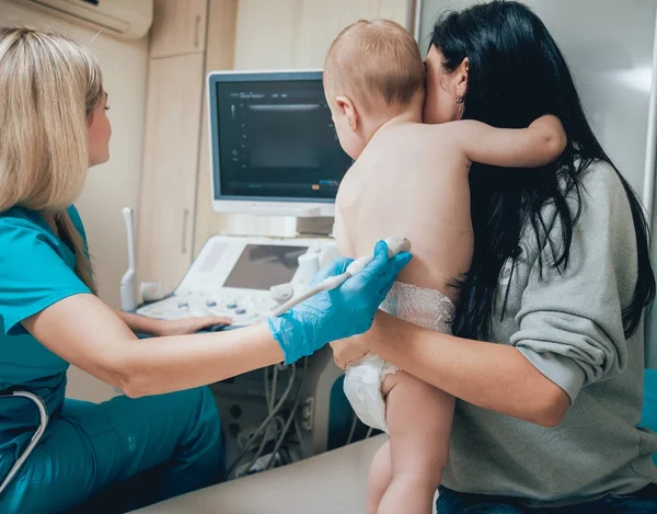 Lékař Dítě Dívka Matkou Ultrazvukové Diagnostice Lékařské Vybavení Sonografie — Stock fotografie