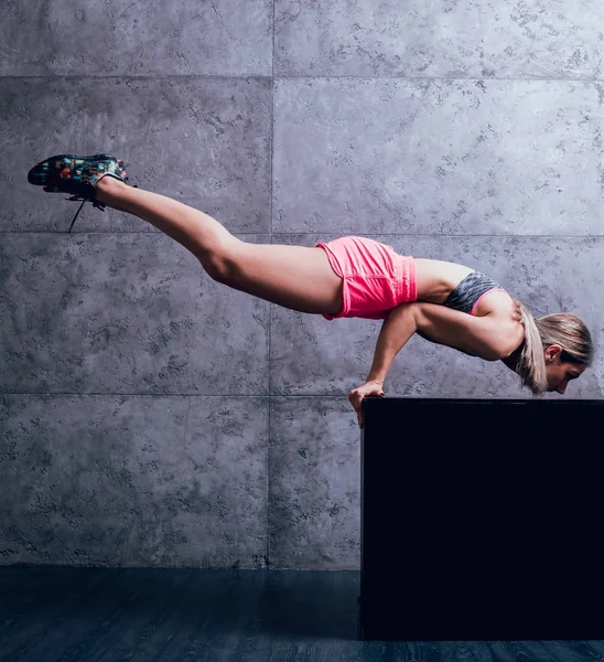 運動若い白人の女性スタジオでポーズをとると さまざまな演習を行う — ストック写真